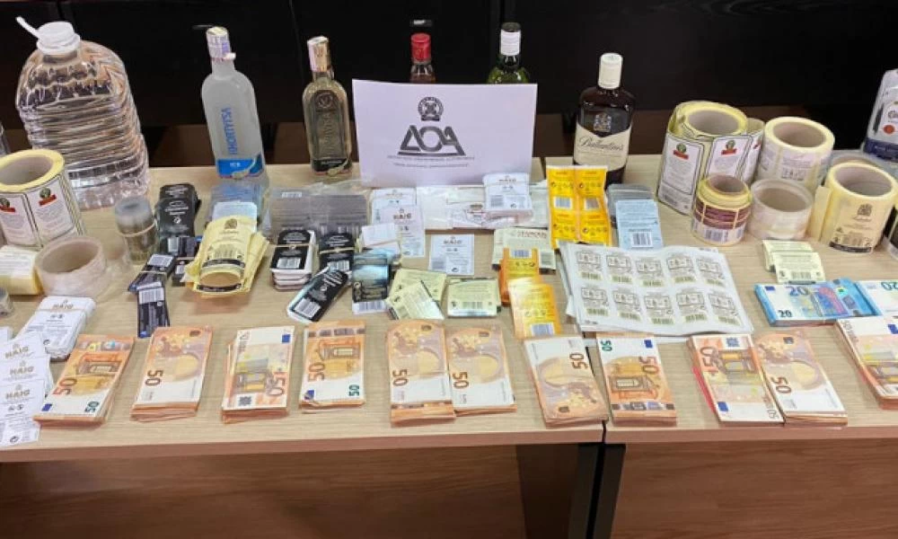 H ΕΛ.ΑΣ. ξεσκέπασε κύκλωμα "μπόμπα" ποτών - Ήταν έτοιμοι να γεμίσουν την αγορά